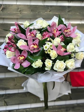 Букет цветов из: Розы и Хризантемы в Новое