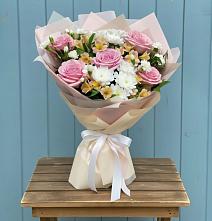 Букет цветов из:  Гвоздики, Орхидеи и Розы в Новое