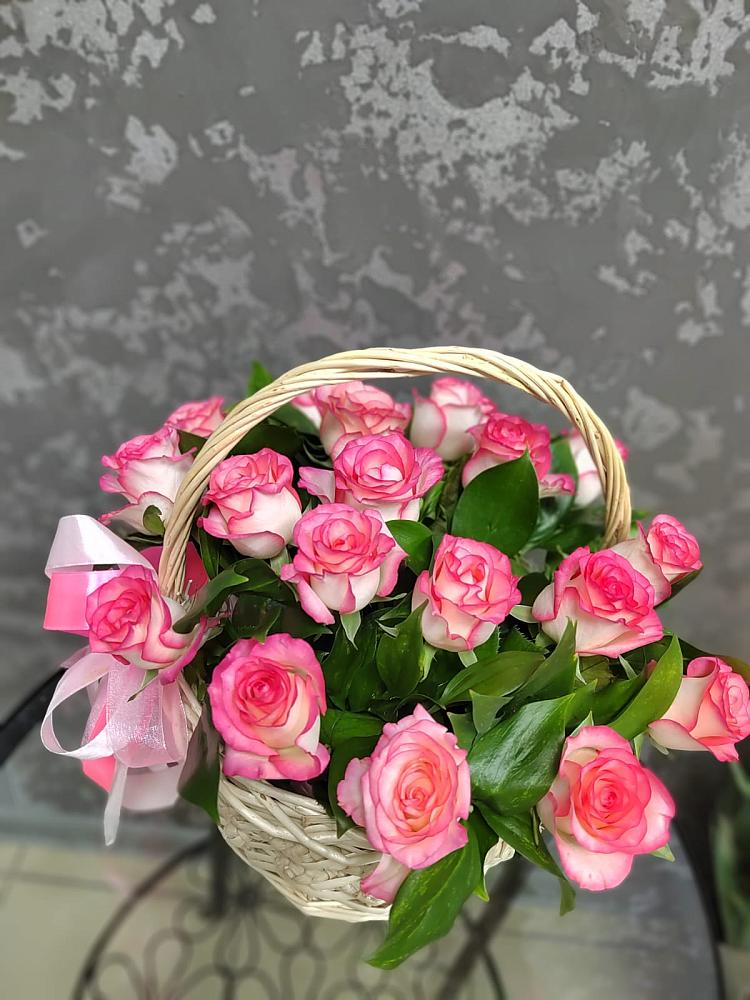 Цветочная композиция из Розы в корзине в Новое