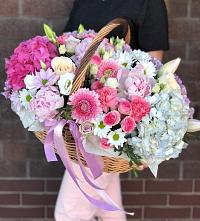 Цветочная композиция из Розы, Хризантемы, Пионы и Лизиантусы в корзине в Новое