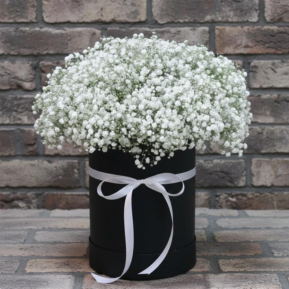 Цветочная композиция из Гипсофила в шляпной коробке в Новое