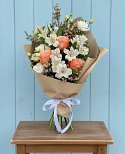 Букет цветов из:  Альстромерии, Лизиантусы, Розы и Хризантемы в Новое