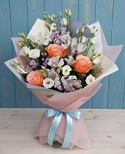 Букет цветов из:  Лизиантусы, Розы, Альстромерии и Гипсофила в Новое