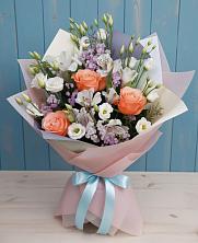 Букет цветов из:  Лизиантусы, Розы, Альстромерии и Гипсофила в Новое