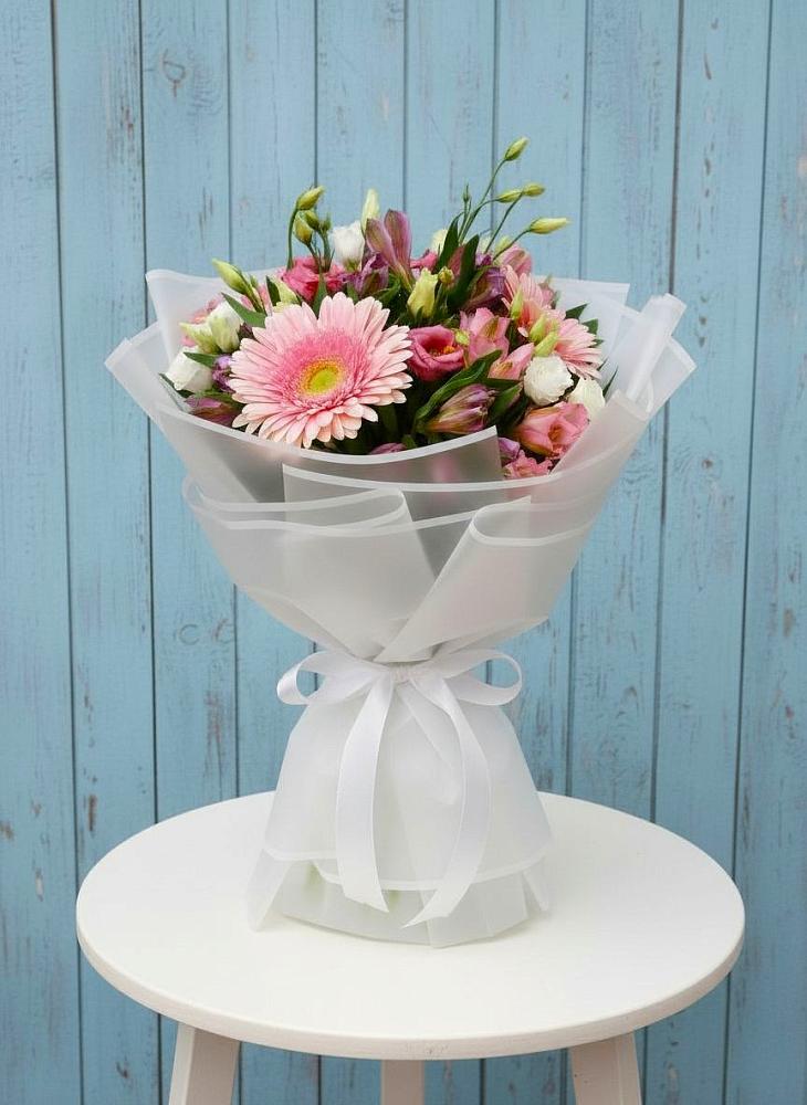 Букет цветов из: Герберы, Альстромерии и Лизиантусы в Новое