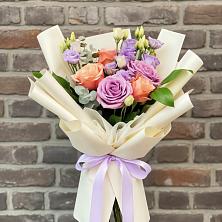 Букет цветов из:  Лизиантусы и Розы в Новое