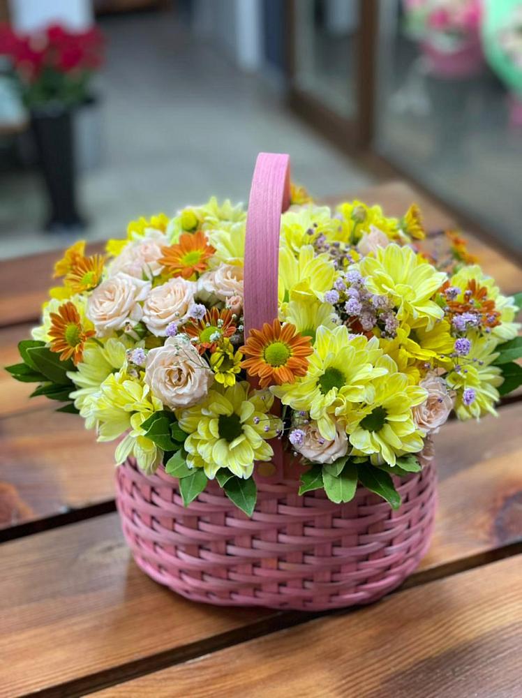 Цветочная композиция из Хризантемы и Розы в корзине в Новое