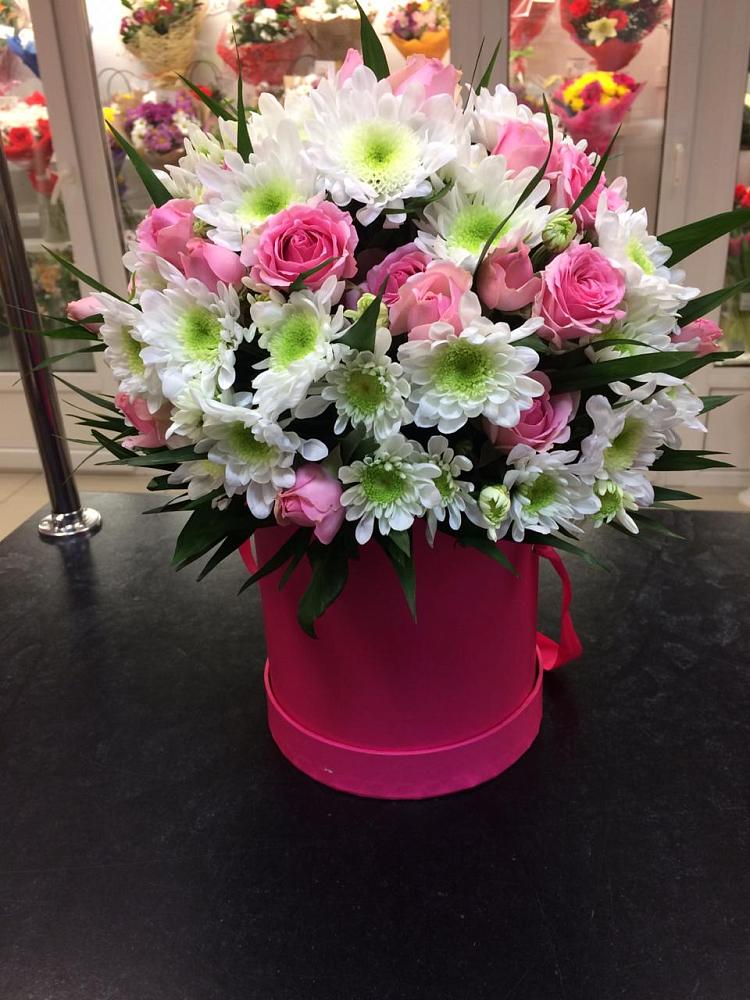 Цветочная композиция из Розы и Хризантемы в шляпной коробке в Новое