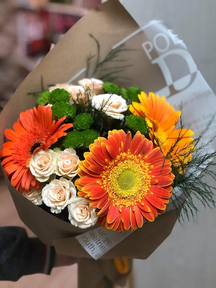 Букет цветов из: Герберы, Хризантемы и Розы в Новое