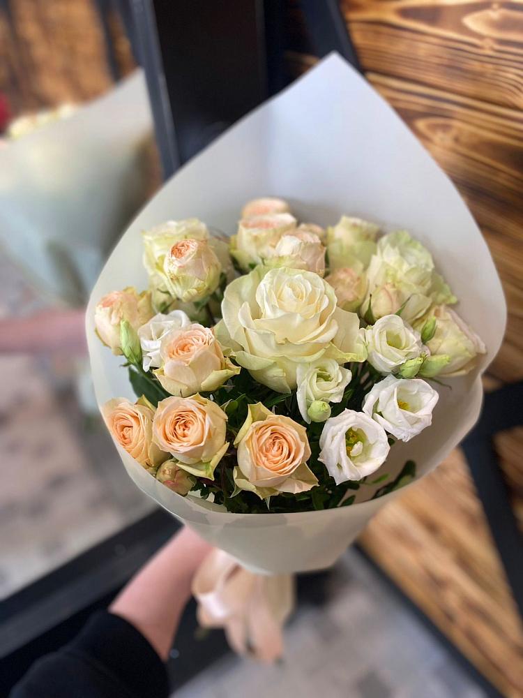 Букет цветов из: Розы и Лизиантусы в Новое